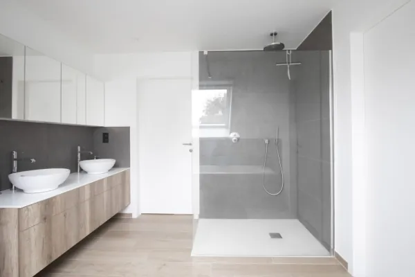 Badkamer met dubbele waskom op houten badmeubel en inloopdouche, realisatie van ID Interieur
