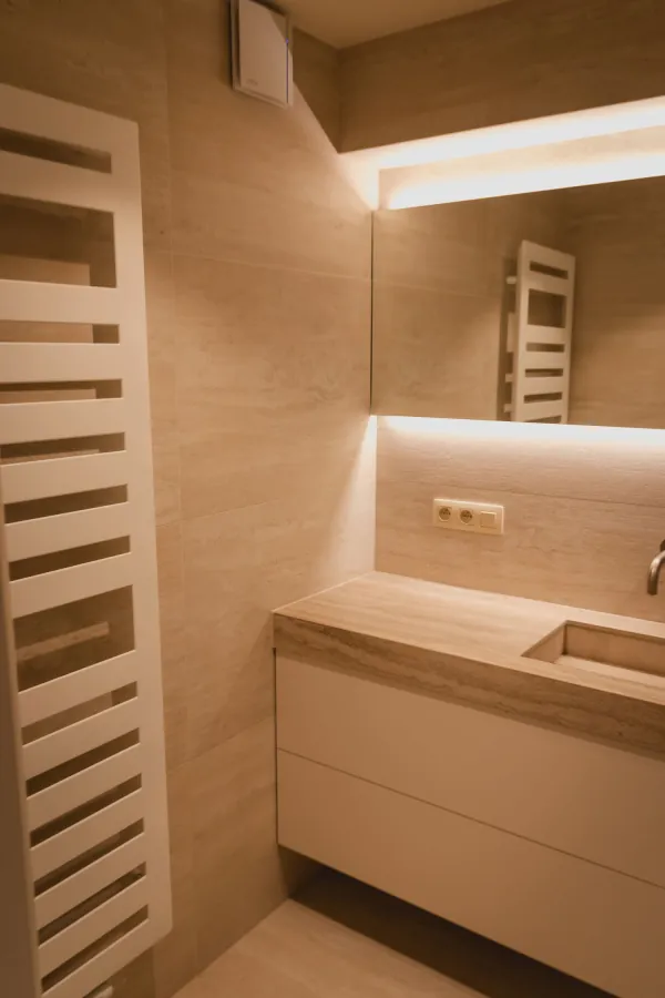 Badmeubel in hout met indirecte verlichting en handdoekradiator, realisatie van ID Interieur