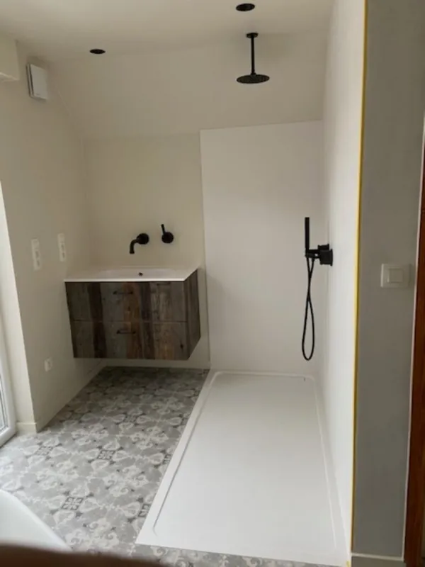 Inloopdouche met zwarte kraan en zwevend badmeubel, realisatie van ID Interieur