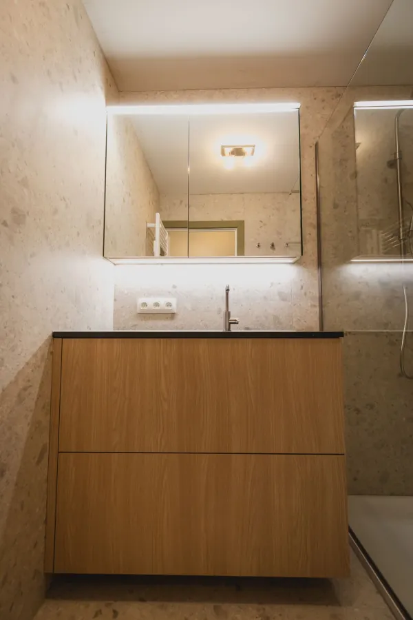 Badmeubel in eik met verlichte spiegelkast, realisatie van ID Interieur