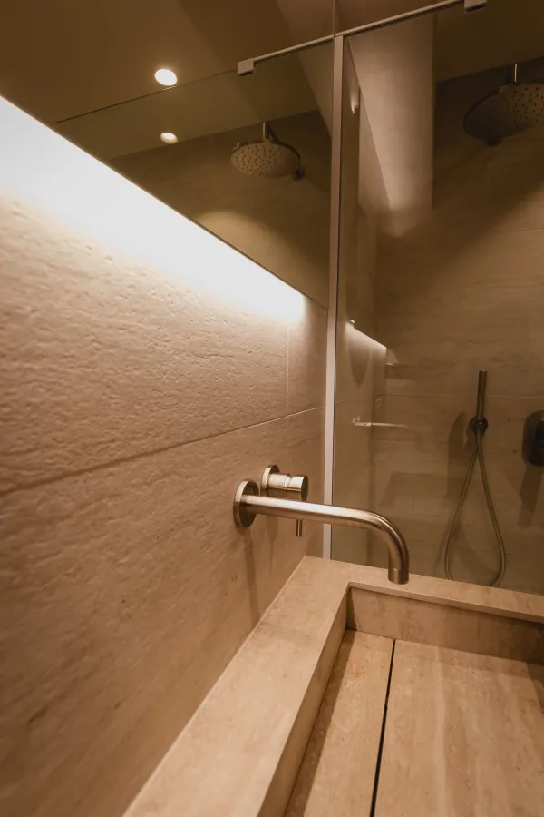 Maatwerk lavabo met inbouwkraan en indirecte verlichting, realisatie van ID Interieur