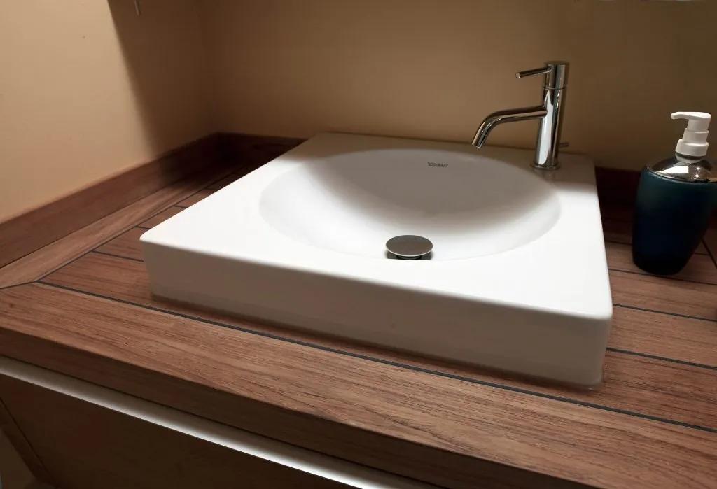 Opzetwaskom op een blad in hout, Badkamerrenovatie Baarlevelde door ID Interieur