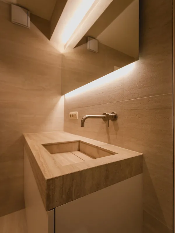 Maatwerk lavabo in houtlook met wandkraan, realisatie van ID Interieur