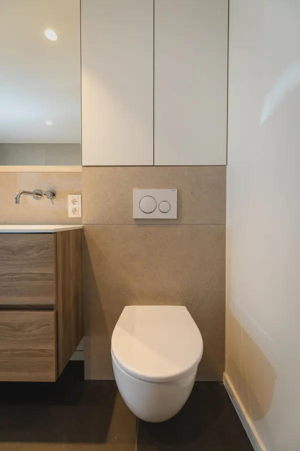 Toilet met houten wandkast en inbouwkraan, realisatie van ID Interieur