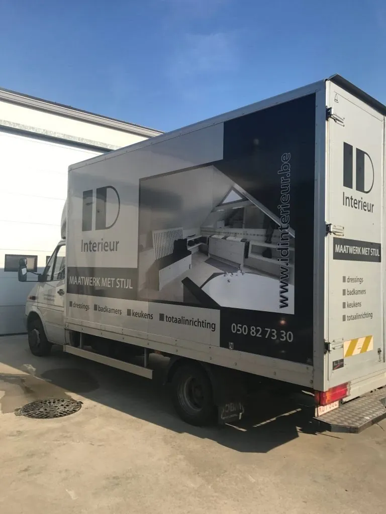 De bestelwagen van ID Interieur met logo en contactgegevens