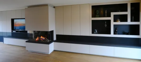 Wit wandmeubel met gashaard, tv en zwarte open nissen, realisatie van ID Interieur