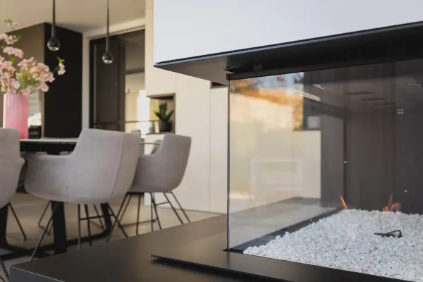 Glazen gashaard met witte steentjes naast de eetplaats, realisatie van ID Interieur