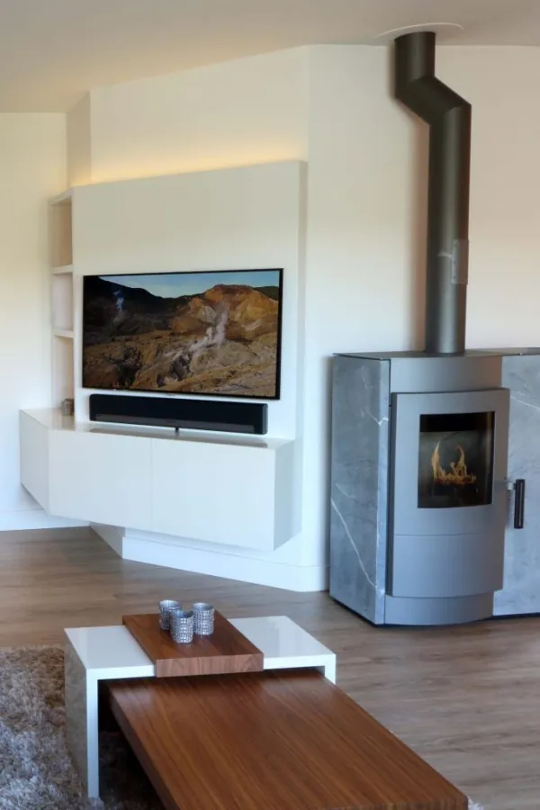 Witte tv-wand op maat met pelletkachel, realisatie van ID Interieur