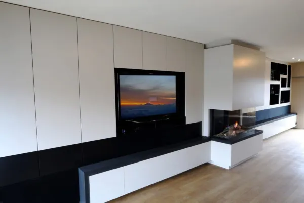 Wit tv-meubel met zwarte sokkel en gashaard, realisatie van ID Interieur