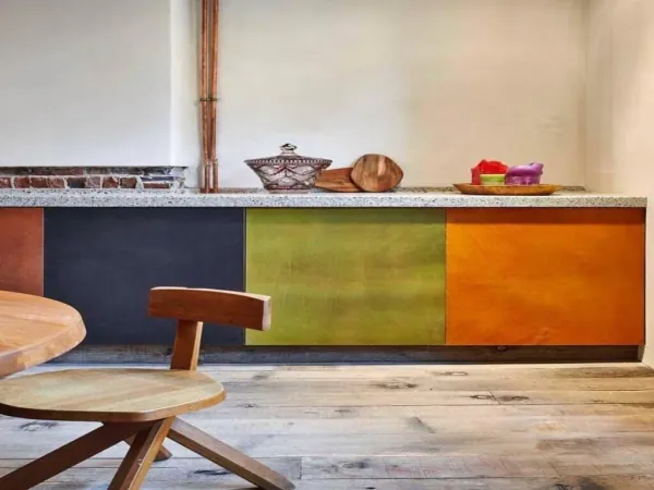 Keukenblok met gekleurde fronten in een landelijk interieur, realisatie van ID Interieur