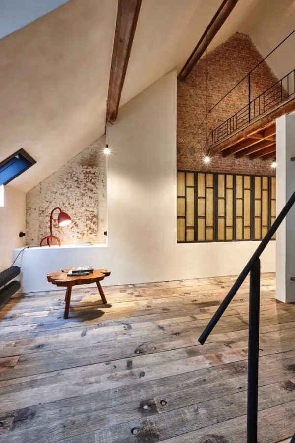 Zolder met houten balken, oud hout op de vloer en open trap, realisatie van ID Interieur