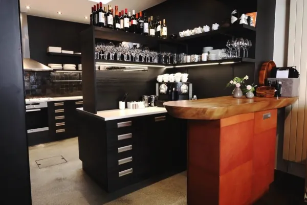 Bar en keuken in zwart met houten toog, realisatie van ID Interieur