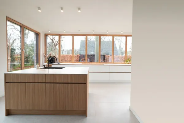 Keuken met eiken eiland en zicht op de tuin, realisatie van ID Interieur