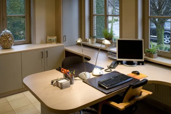 Bureau op maat met gebogen werkblad en kasten, realisatie van ID Interieur