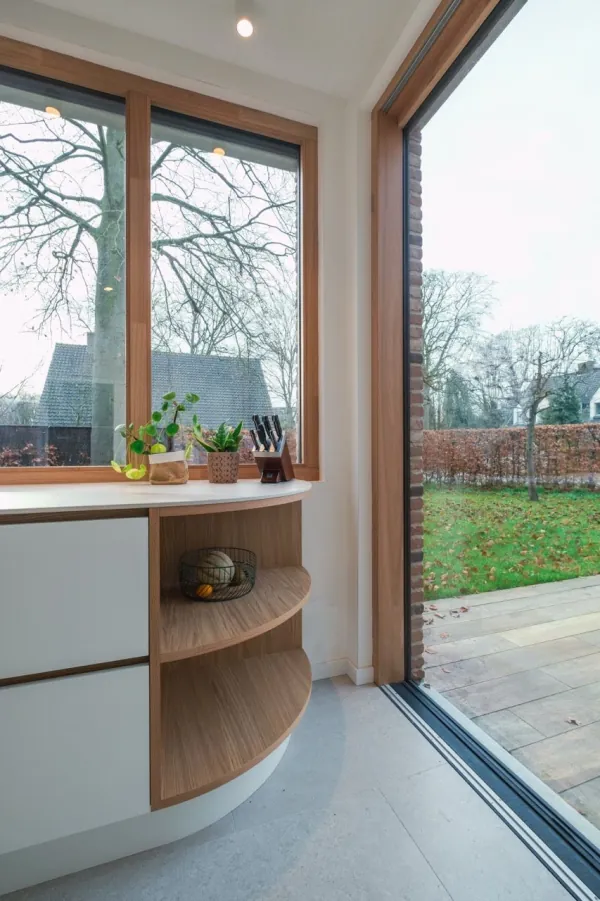 Witte keuken met afgeronde open kast in eiken, realisatie van ID Interieur