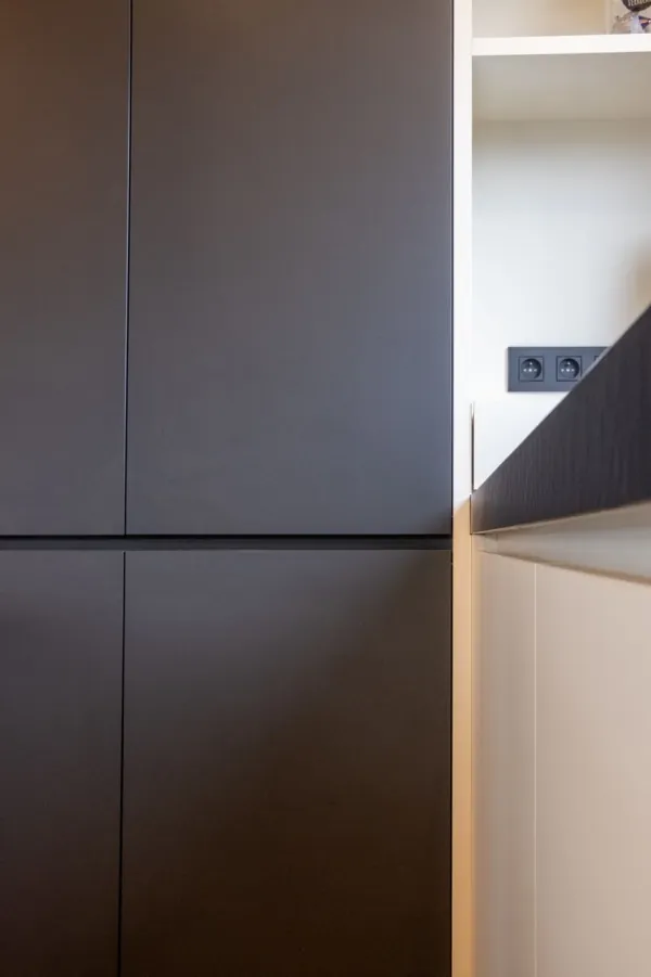Detail van donkere keukenkasten zonder grepen, realisatie van ID Interieur