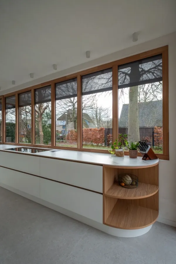 Witte keuken met eiken open kast langs de ramen, realisatie van ID Interieur