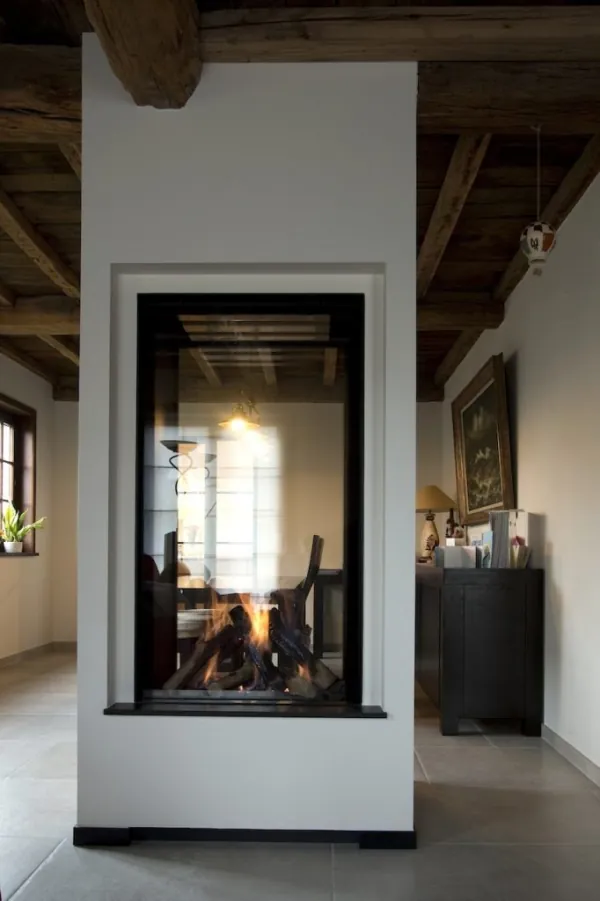 Dubbelzijdige gashaard in een witte kolom, realisatie van ID Interieur