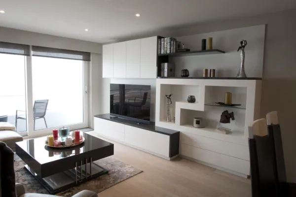 Wit tv-meubel met open nissen en salontafel, realisatie van ID Interieur