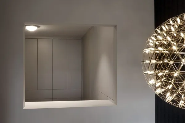 Nis met witte kasten op maat en designlamp, realisatie van ID Interieur
