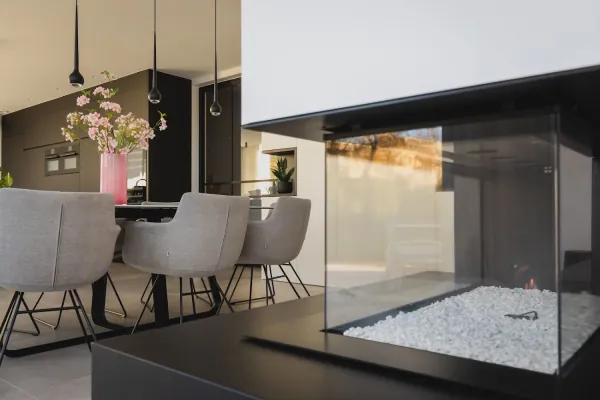 Glazen gashaard naast eetplaats met grijze stoelen, realisatie van ID Interieur