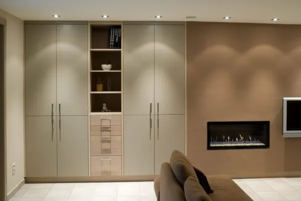 Kastenwand in grijs met open rek en gashaard, realisatie van ID Interieur