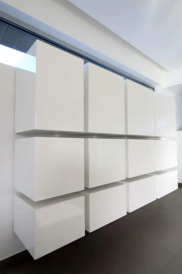 Witte wandkasten met verspringende fronten, realisatie van ID Interieur