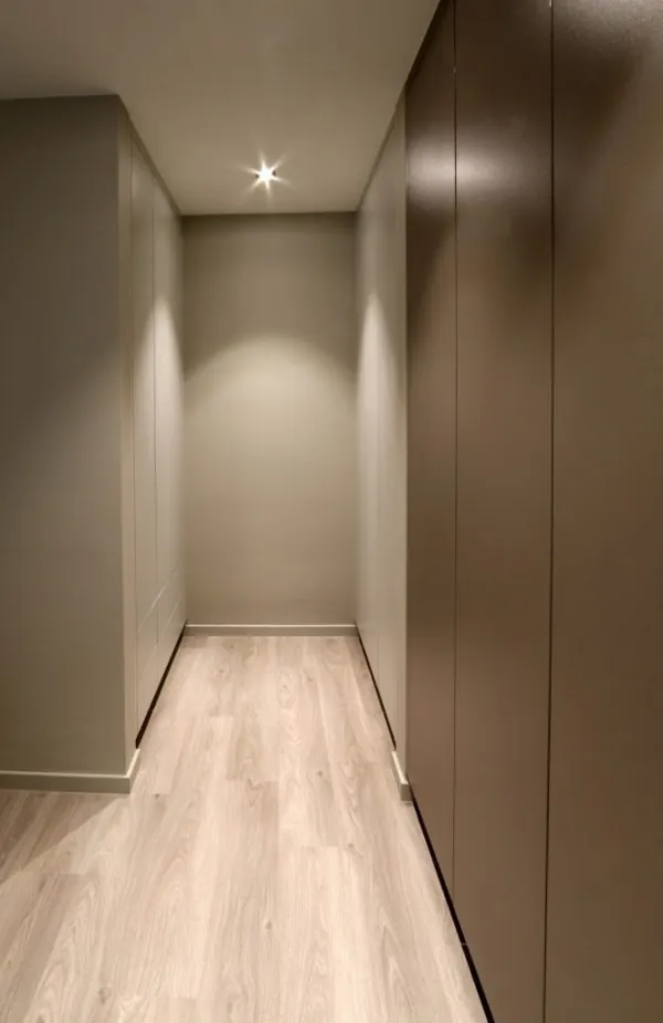 Gang met kasten op maat in taupe, realisatie van ID Interieur