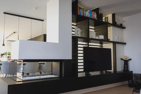 Wandmeubel met tv, open boekenkast en gashaard, realisatie van ID Interieur