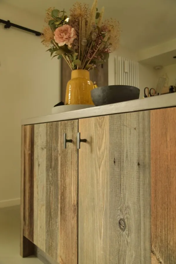 Kast in oud steigerhout met messing grepen, realisatie van ID Interieur
