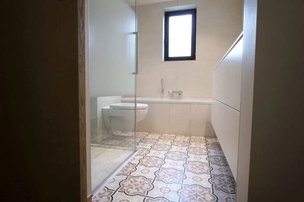 Badkamer met vloer in cementtegels na een renovatie, Totaalrenovatie Aalter door ID Interieur